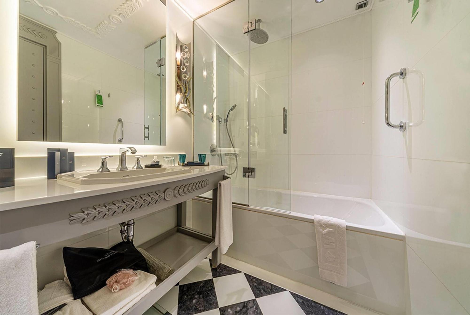 Wyndham Grand Istanbul Kalamis Marina Hotel — Bilder 3